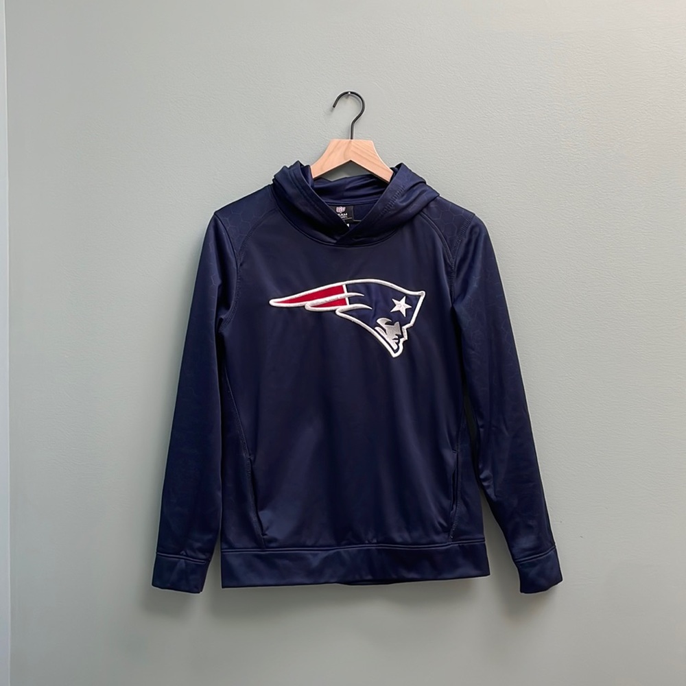 • NEW ENGLAND PATRIOTS HOODED SWEATSHIRT •
